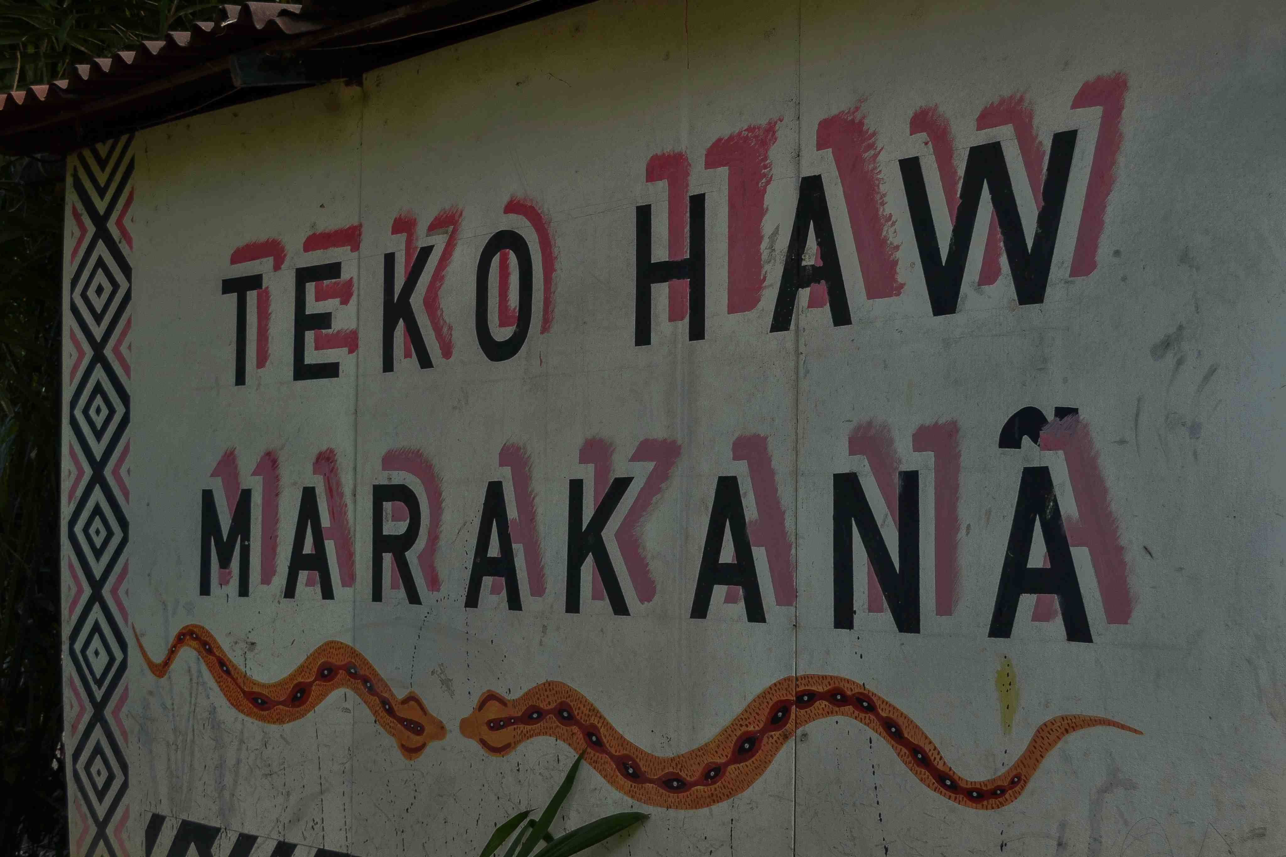 Mural na entrada da aldeia com a escrita 'Teko Haw'